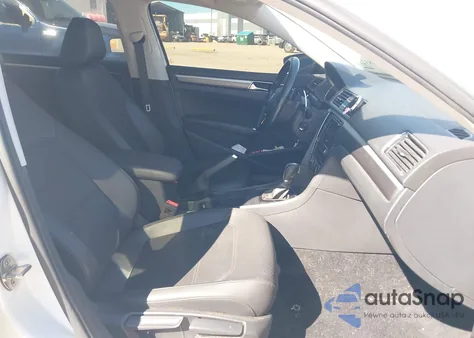 2018 Volkswagen Passat 2.0T R-Line/2.0T S z USA, uszkodzony, nr VIN 1VWAA7A30JC028381